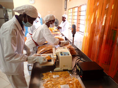 ドライマンゴーの袋詰め